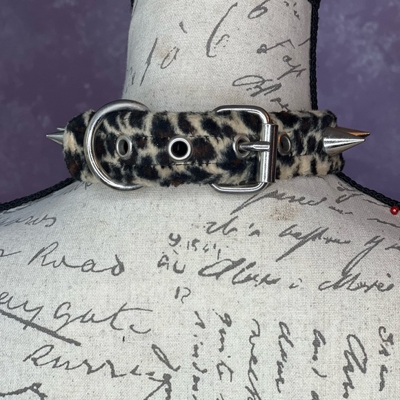 Leopard Print Spiked Choker - Picture 4 of 10